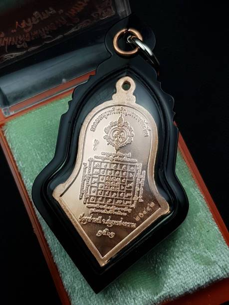 เหรียญทรงจำปี รูปเหมือน(เต็มองค์) เจริญพร หลวงพ่ออิฏฐ์ วัดจุฬามณี เนื้อทองแดง พร้อมเลี่ยม