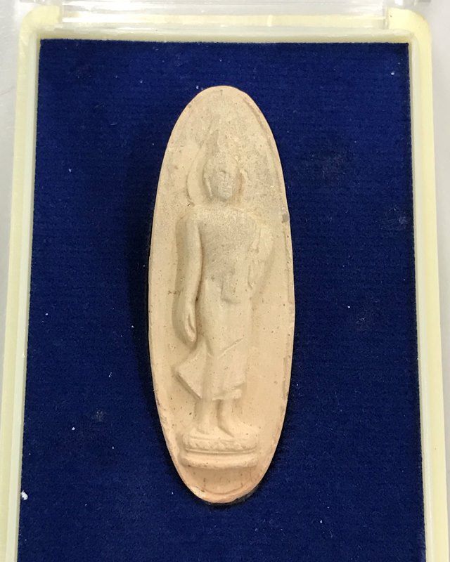 พระเครื่อง 25 พุทธศตวรรษ / พระพุทธ 25 ศตวรรษ / พระลีลา เนื้อดิน พ.ศ. 2500 พร้อมกล่องเดิม...2