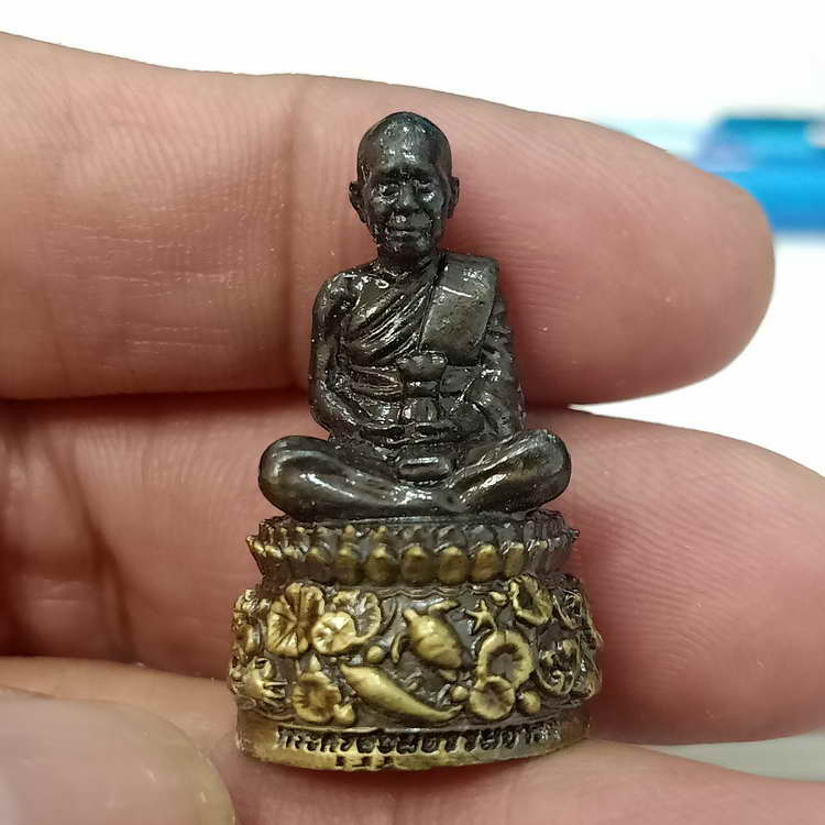 รูปหล่อฐานปูปลา รุ่นบารมี 88 หลวงพ่อรวย วัดมาบตาพุด จ.ระยอง องค์รมดำ ฐานซาติน ตะกรุด 1 ดอก