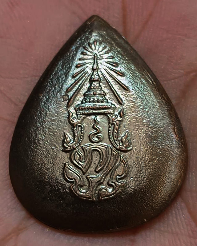 6.พระพุทธสิงหธรรมมงคล หลังภปร. เนื้อนวโลหะ พิธีใหญ่ วัดบวรฯ-วัดพระแก้ว พ.ศ. 2547 กล่องเดิม