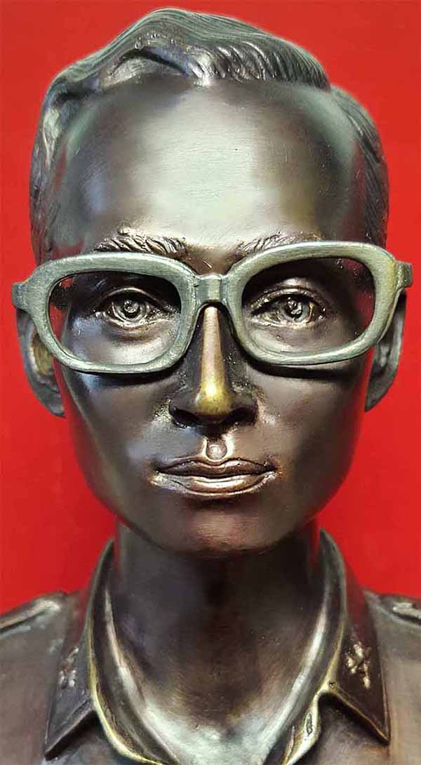 พระบรมรูป ร.๙ กรมราชองครักษ์จัดสร้าง สวยกริ๊บเดิมเก็บอย่างเดียวมาพร้อมใบประกาศ+บัตรรับรองพระแท้*165