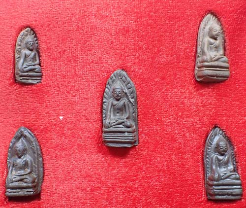 ครบชุด พระรอด เนื้อดิน วัดมหาวัน จ.ลำพูน รุ่น 1 ยมกปาฏิหาริย์สาวัตถีอินเดีย พ.ศ.๒๕๓๕*166