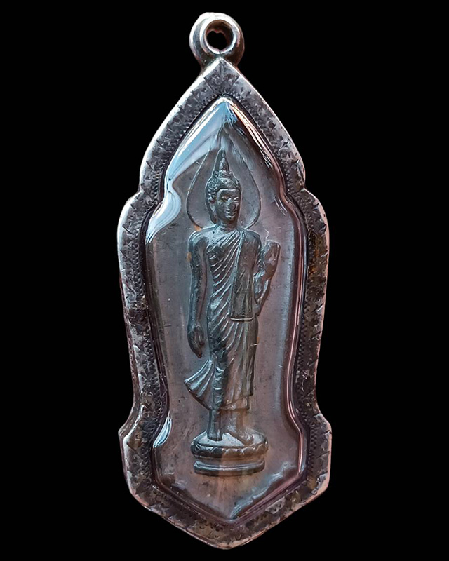 พระลีลา 25 พุทธศตวรรษ เนื้อชิน มีเข็ม หลังเรียบนิยม ผิวกระจก เลี่ยมเงิน