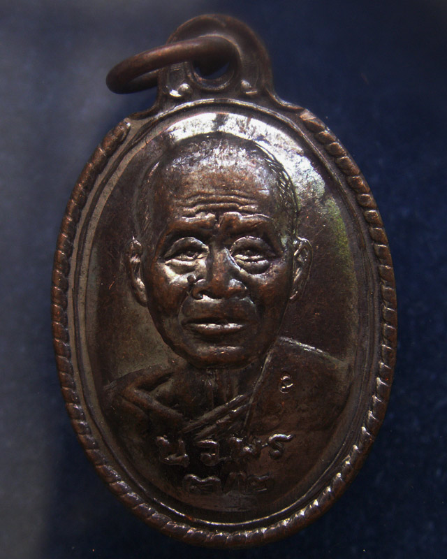 9.เหรียญนวพร (หลังเต่า) หลวงพ่อคูณ วัดบ้านไร่ ศูนย์การทหารปืนใหญ่สร้างถวาย ตอกโค้ด พ.ศ. 2537 พร้อมกล