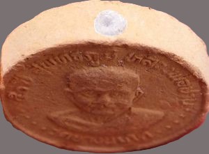 *จันทร์ลอยรูปเหมือนหลวงพ่อปาน วัดบางนมโค ๕๐ ปี สู่พุทธภูมิ พ.ศ.๒๕๓๐ เนื้อดินผสมผง*