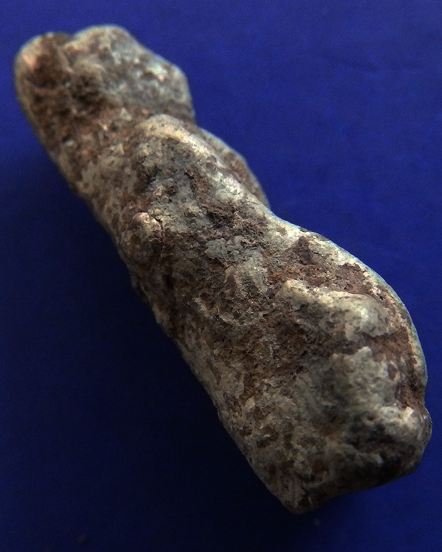 พระร่วงนั่งเนื้อดิน พระกรุ จ.ลพบุรี สูง 3.5 ซ.ม.