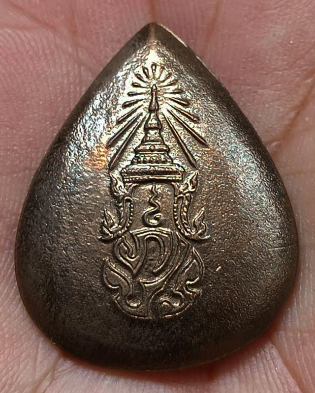 9.พระพุทธสิงหธรรมมงคล หลังภปร. เนื้อนวโลหะ พิธีใหญ่ วัดบวรฯ-วัดพระแก้ว พ.ศ. 2547 กล่องเดิม