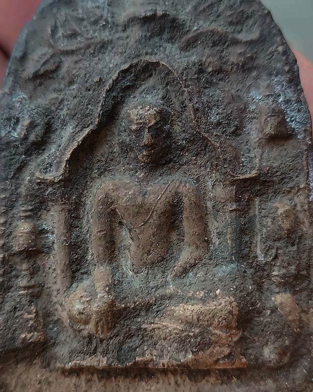 พระทวารวดี พระกรุเนื้อดิน พิมพ์พุทธคยา ฐาน 5.5 ซ.ม. สูง 8 ซ.ม. อายุนับ 1000 ปี