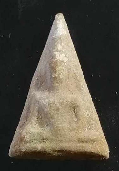 พระนางพญา หลวงปู่ธูป วัดแคนางเลิ้ง เนื้อผงน้ำมัน หลังยันต์ 