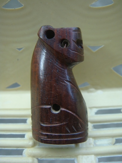 เสือแกะ ไม้แดง คาบตะกรุดอุดกริ่ง จารก้น พ่อครูธนศักดิ์