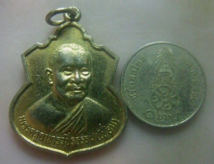 **เบา​ๆ​**เหรียญพระครูอาทรวชิรธรรม(เชื่อม) วัดพลับพลาชัย จ.เพชรบุรี ปี ๒๕๓๗**กะไหล่ทอง สวยๆ