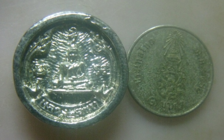 **เบาๆ**เหรียญล้อแม็กซ์ หลวงพ่อขาว รุ่นสร้างศาลา วัดสามง่าม จ.พิจิตร ปี ๒๕๓๗**กะไหล่เงิน หลังยันต์