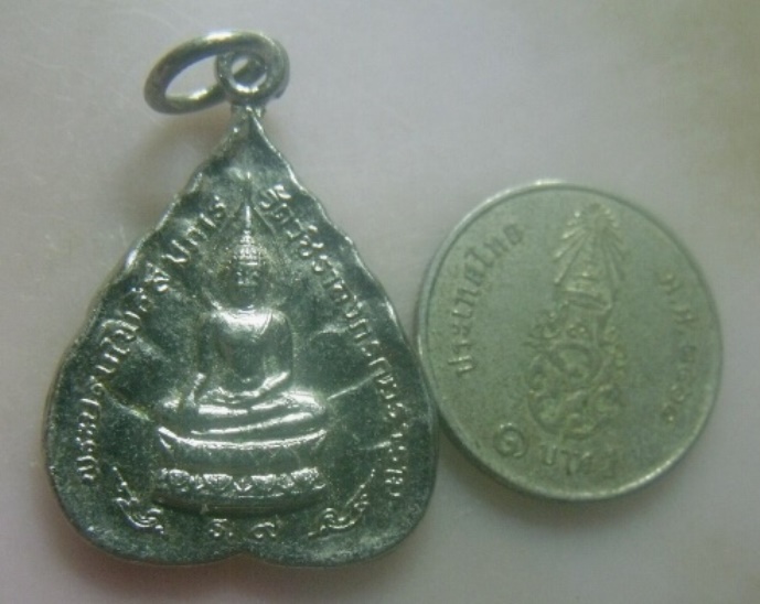 **เบา​ๆ​**เหรียญพระบรมโพธิสมภาร (ร.๙) วัดวชิราลงกรณ์วราราม อ.ปากช่อง จ.นครราชสีมา**กะไหล่เงิน สวยๆ