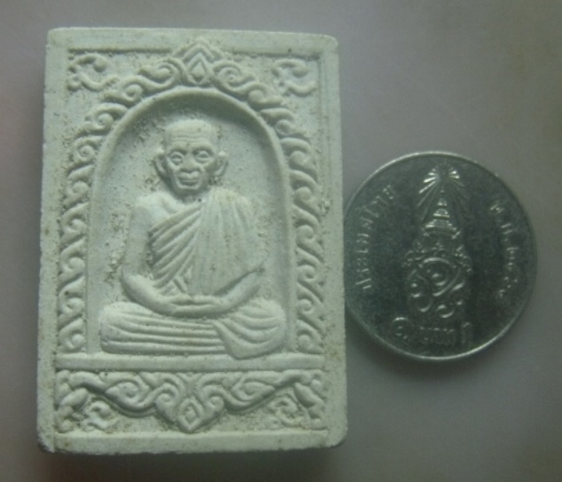 **เบาๆ**พระผงรูปเหมือนอายุ ๘๑ ปี ครูบาเจ้าเกษม เขมโก สำนักสุสานไตรลักษณ์ จ.ลำปาง ปี ๒๕๓๗**หลังยันต์