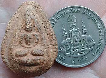 *พิมพ์เม็ดน้อยหน่า เนื้อดินกรุเก่า ปี๒๔๖๐ หลวงพ่อหร่ำ วัดกร่าง ปทุมธานี*