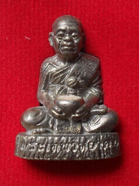 บารมี ปริสุทโธ รูปหล่อเต็มองค์อุ้มบาตรฐานไม้ เนื้อทองผสม หมายเลข ๘๙๕ พร้อมกล่องเดิม