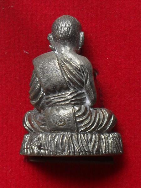 บารมี ปริสุทโธ รูปหล่อเต็มองค์อุ้มบาตรฐานไม้ เนื้อทองผสม หมายเลข ๘๙๕ พร้อมกล่องเดิม