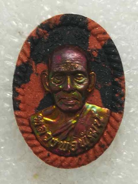 พระผงดวงรวยชนะจน หลวงพ่อพัฒน์ วัดห้วยด้วน จ.นครสวรรค์ เนื้อผงพุทธคุณ หน้ากากทองแดง หมายเลข ๑๐๕๔ 