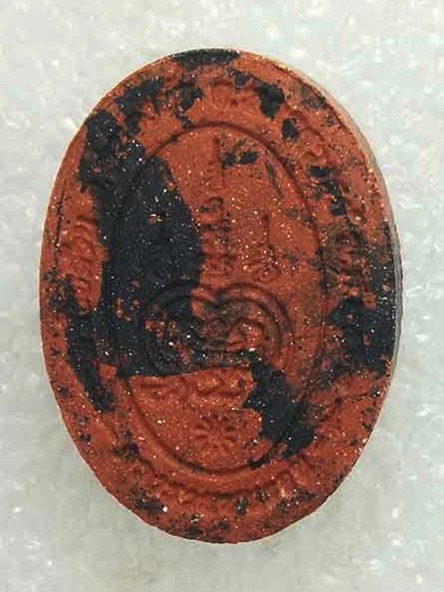 พระผงดวงรวยชนะจน หลวงพ่อพัฒน์ วัดห้วยด้วน จ.นครสวรรค์ เนื้อผงพุทธคุณ หน้ากากทองแดง หมายเลข ๑๐๕๔ 