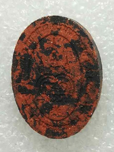 พระผงดวงรวยชนะจน หลวงพ่อพัฒน์ วัดห้วยด้วน จ.นครสวรรค์ เนื้อผงพุทธคุณ หน้ากากทองแดง หมายเลข ๑๓๙๙