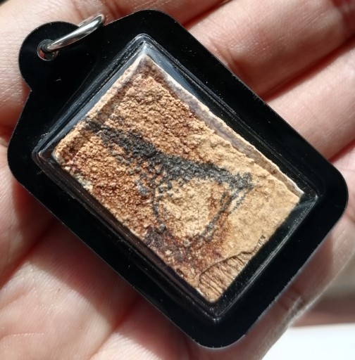 สมเด็จบางขุนพรหมแช่น้ำมนต์​ พิมพ์อกครุฑเศียรบาท พร้อมเลี่ยมกันน้ำ ปี 2547 เคาะเดียว     