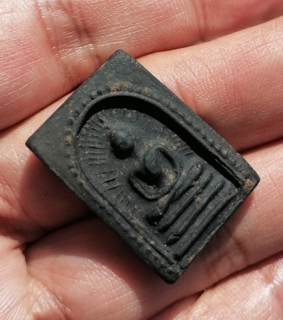 พระสมเด็จพิมพ์รัศมี ไข่ปลาข้างเม็ด หลังปลาดุก​ 2 ตัว หลวงพ่อกวย ออกวัดหนองอีดุก เคาะเดียว   