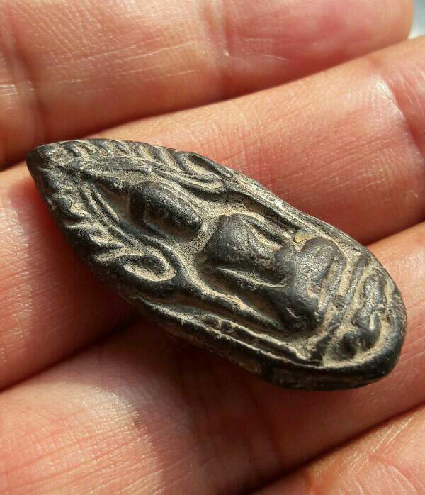 พระขุนแผนไข่ผ่าซีก หลวงพ่อกวย วัดโฆษิตาราม จ.ชัยนาท เนื้อผงใบลาน เคาะเดียว   