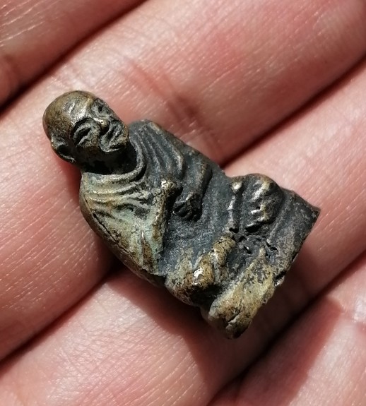 รูปหล่อลอยองค์สมเด็จโต หลังยันต์ หลวงปู่นาค วัดระฆัง ปี 2495 เนื้อโลหะผสมหล่อโบราณ เคาะเดียว