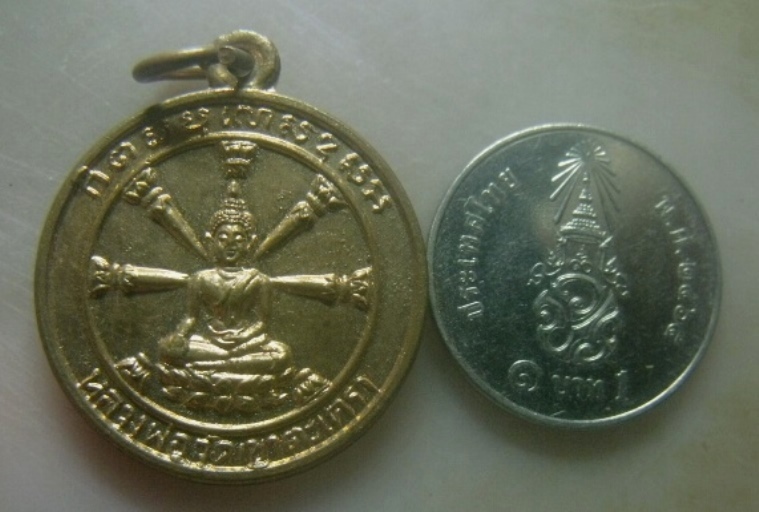 **เบาๆ**เหรียญหลวงพ่อวัดเขาตะเครา หลังหลวงพ่อวัดบ้านแหลม จ,เพชรบุรี**กะไหล่ทอง สวยๆ