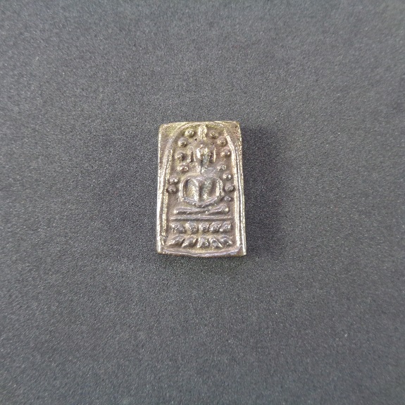 พระสมเด็จระฆังหลังฆ้อน 100 ปี วัดระฆัง จ.กรุงเทพฯ ปี 2562 เนื้อนวะโลหะ พร้อมกล่องเดิมจากวัด สวยครับ