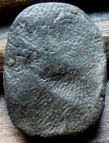 *พิมพ์เล็บมือสมาธิ ข้างยันต์อุ หลวงปู่บุญ(เป๋) วัดหอมศิลใต้ ฉะเชิงเทรา เนื้อดิน*