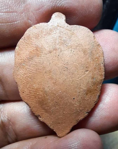 พระโพธิจักรใบโพธิ์เนื้อดิน หลวงพ่อลี วัดอโศการาม ปี2500 พร้อมใบรับรอง เคาะเดียว