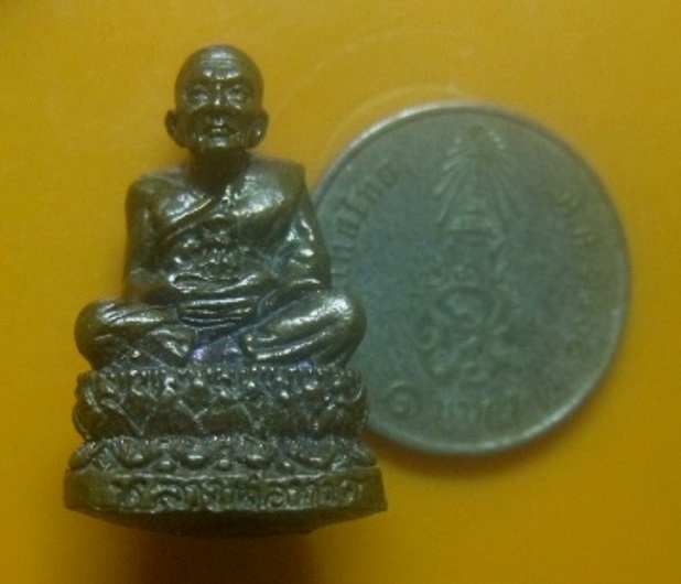 **เบา​ๆ​**พระรูปเหมือนหลวงพ่อทวด พิมพ์ลอยองค์ เนื้อนวโลหะ รุ่น "สันติสุข" สงขลา ปี ๒๕๔๘**สวยๆ