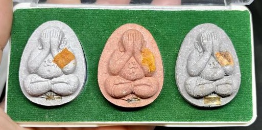 พระปิดตามหาลาภสารพัดดี หลวงพ่อคูณปริสุทโธ เนื้อกระเบื้องหลังคาโบสถ์+ผงธูป+ผงใบลาน ออกวัดบ้านคลอง ปี2