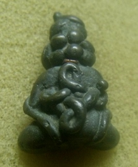 **เบา​ๆ​**พระปิดตาเศียรแหลมหล่อเก่า หลังยันต์ เนื้อสำริด เก่าๆ ไม่ทราบที่**เนื้อจัดๆ สวยๆ