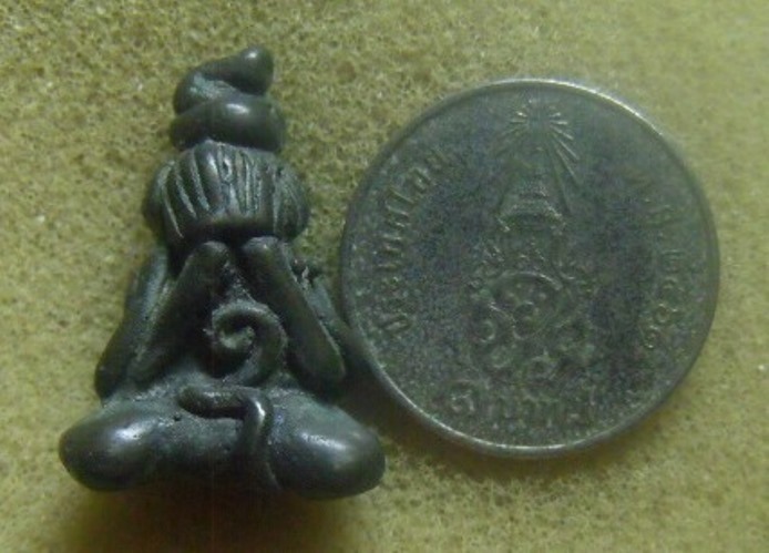 **เบา​ๆ​**พระปิดตาเศียรแหลมหล่อเก่า หลังยันต์ เนื้อสำริด เก่าๆ ไม่ทราบที่**เนื้อจัดๆ สวยๆ