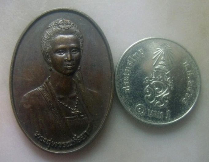 **เบาๆ**เหรียญพระสุพรรณกัลยา หลังพระบรมรูปพระสุพรรณกัลยา พระนเรศวร พระเอกาทศรถ วัดลาดสิงห์ จ.สุพรรณ*