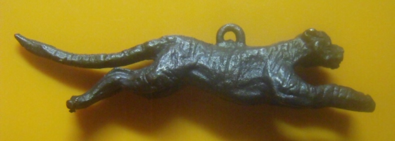 **เบาๆ**เสือเผ่นมหาอำนาจ หล่อโบราณ หูในตัว เนื้อโลหะผสม ไม่ทราบที่**สวยๆ 