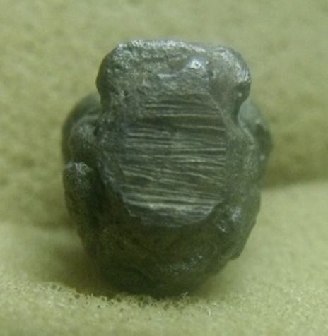 **เบาๆ**พระปิดตาพิมพ์สอดเข่า เนื้อสำริด หลังยันต์ เก่าๆ ไม่ทราบที่**เนื้อจัด สวยๆ เชิญชมครับ