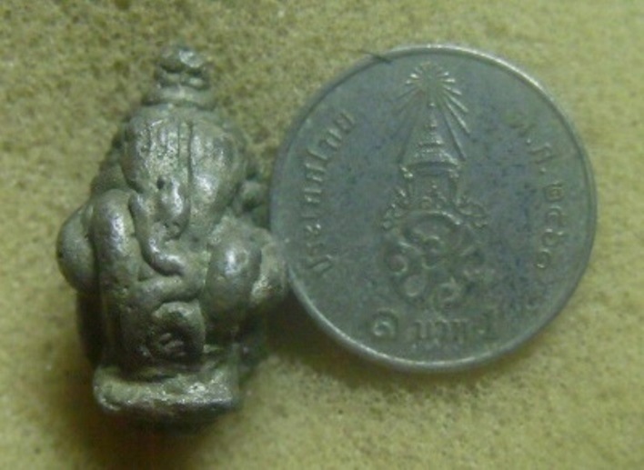 **เบาๆ**พระปิดตาพิมพ์สอดเข่า เนื้อสำริด หลังยันต์ เก่าๆ ไม่ทราบที่**เนื้อจัด สวยๆ เชิญชมครับ