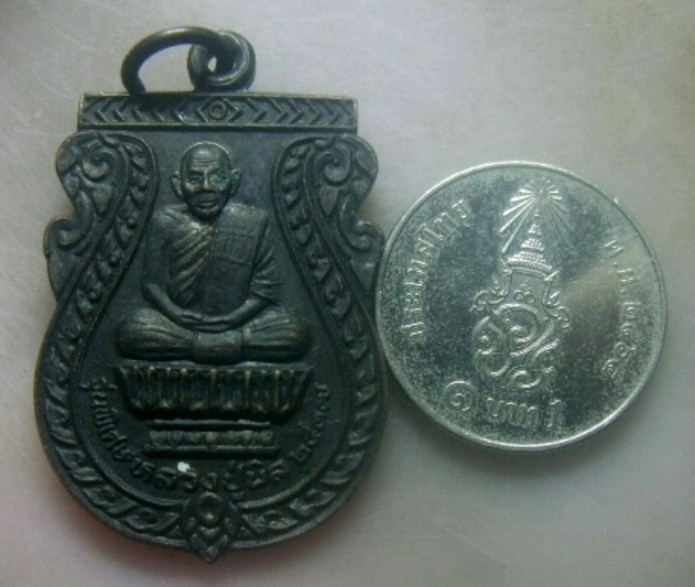 **เบาๆ**เหรียญเสมานั่งพาน รุ่นพิเศษ หลวงปู่นิล วัดครบุรี จ.นครราชสีมา ปี ๒๕๓๗**หลังยันต์ สวยๆ