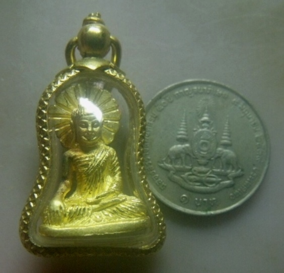 **เบาๆ**รูปหล่อพระพุทธเมตตา เนื้อชุบทองขัดเงา**เลี่ยมกรอบผ่าหวายพร้อมใช้ สวยๆ