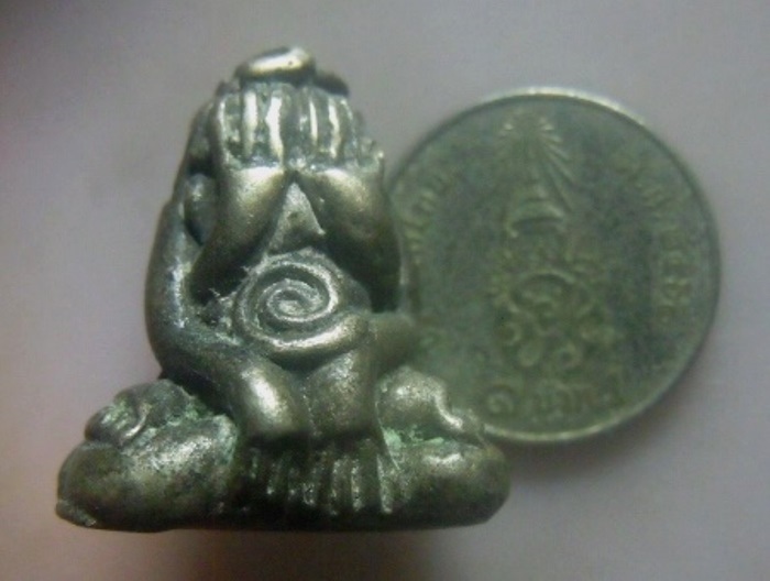 **เบา​ๆ​**พระปิดตามหาอุตม์ หลังยันต์ เนื้อสำริดแก่เงิน เก่าๆ ไม่ทราบที่**เนื้อจัด เชิญชมครับ