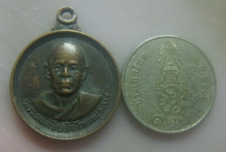 **เบา​ๆ​**เหรียญพระครูศรีปริยัตยานุรักษ์ วัดพันอ้น จ.เชียงใหม่ ปี ๒๕๑๘**หลังยันต์ สวยๆ 