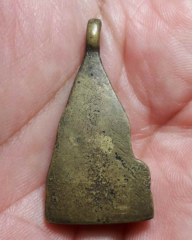 พระพุทธชินราชครึ่งซีก วัดสุทัศน์ ปี พ.ศ. 2493 รุ่นสงครามเกาหลี (ไม่ตัดห่วง)