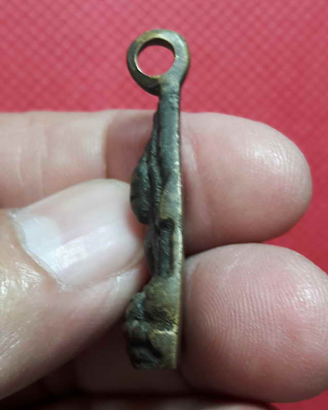 พระพุทธชินราชครึ่งซีก วัดสุทัศน์ ปี พ.ศ. 2493 รุ่นสงครามเกาหลี (ไม่ตัดห่วง)