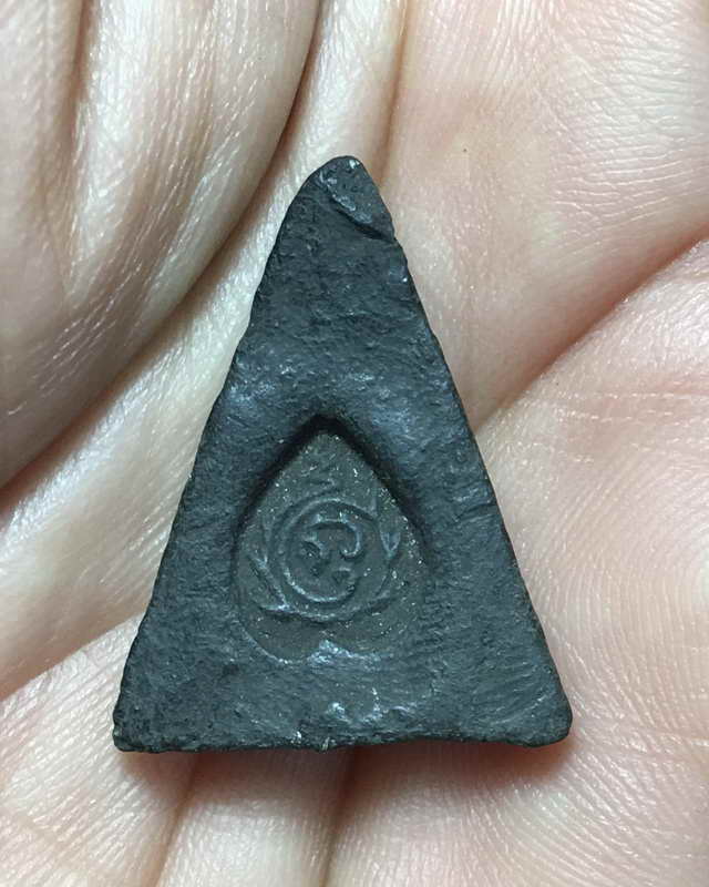 พระนางพญาพิมพ์เล็ก หลังยันต์ ยุคต้น หลวงพ่อทองดำ วัดท่าทอง จ.อุตรดิตถ