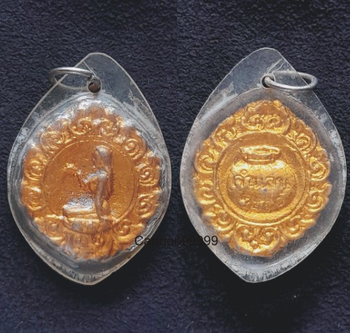 แม่นางกวักคำแสน ครูบาคำแสน วัดสวนดอก เชียงใหม่ครับผม สวยๆ กระไหล่ทองเต็มๆ สภาพนี้หายากๆ ครับผม