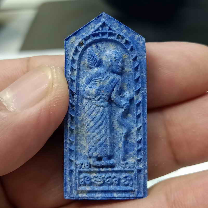 พระผงสีวลี หลังยันต์ห้า รุ่นแรก ทีมพี่เสือสร้าง หลวงพ่อรวย วัดมาบตะพุด จ.ระยอง ปี 2566 เนื้อผงว่าน