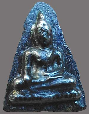 *หลวงพ่อวัดไร่ขิง พิมพ์สามเหลี่ยม หลังชื่อ ปี๒๕๐๕ เนื้อเมฆพัตร*